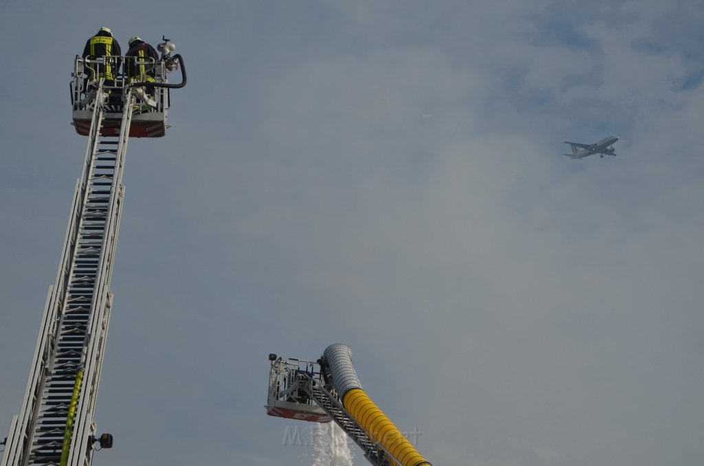 Grossfeuer Poco Lager Koeln Porz Gremberghoven Hansestr P554.JPG - Miklos Laubert